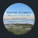 Aimant Destin Florida Beach Coucher de soleil Voyage en f<br><div class="desc">Cet aimant de plage pittoresque de Destin Florida présente le magnifique coucher de soleil rose et orange qui touche doucement les vagues de l'océan au-dessus du sable et de l'herbe de mer. Magnifique souvenir de souvenirs balnéaire avec date de voyage personnalisée et nom de famille pour votre lieu de vacances...</div>