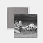 Aimant Deux couples sur la plage assis autour du feu de c (Recto/Verso)