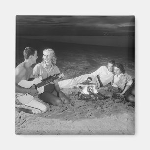 Aimant Deux couples sur la plage se reposant autour du