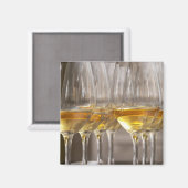 Aimant deux rangées de verres à vin avec du vin blanc dou (Recto/Verso)