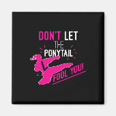 Aimant Don't Let The Ponytail Fool You Karate Girl Funny (Devant)