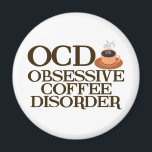 Aimant Drôle accroc au café<br><div class="desc">Trouble du café obsessif présent. Ne me parlez pas avant d'avoir pris mon café du matin. Je suis complètement accro à la caféine. Je suis OCD pour le café. Un grand cadeau d'humour café.</div>