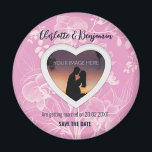 Aimant Du coeur rose | MARIAGE | Enregistrer La Date<br><div class="desc">Faites votre mariage Save The Date extra spécial avec notre aimant personnalisable avec un bel arrière - plan de fleur d'orchidées et un cadre en forme de coeur. Ajoutez votre propre photo pour la rendre vraiment unique et personnalisée. Avec un texte personnalisable, vous pouvez vous assurer que vos invités reçoivent...</div>