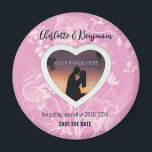 Aimant Du coeur rose | MARIAGE | Enregistrer La Date<br><div class="desc">Faites votre mariage Save The Date extra spécial avec notre aimant personnalisable avec un bel arrière - plan de fleur d'orchidées et un cadre en forme de coeur. Ajoutez votre propre photo pour la rendre vraiment unique et personnalisée. Avec un texte personnalisable, vous pouvez vous assurer que vos invités reçoivent...</div>