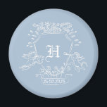 Aimant Dusty Blue Monogram Baby shower Favoriser<br><div class="desc">Présentant notre charmant Dusty Blue Monogram Crest Magnet,  un ajout délicieux à toute faveur de cadeau de baby shower ou de baptême. Cet aimant sert non seulement de garde du baby shower,  mais aussi d'élément pratique qui peut être utilisé longtemps après la célébration,  rappelant aux destinataires de l'occasion joyeuse.</div>