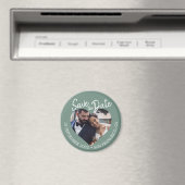 Aimant Dusty Green Photo Modern Script Save the Date (In Situ (Lave-vaisselle))
