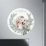 Aimant Dusty Green Simple Christmas Wreath Photo<br><div class="desc">Aimant photo de vacances avec une simple couronne de Noël. Pour une personnalisation plus avancée de cette conception,  cliquez sur le BOUTON DESIGN TOOL ci-dessus !</div>