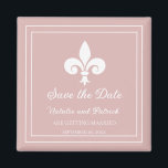 Aimant Dusty Rose Fleur de Lis Enregistrer l'aimant Date<br><div class="desc">Élégant et simple Enregistrer l'aimant Date avec une fleur de lis contre un arrière - plan Rose Dusty. Ce design est un choix unique pour annoncer un mariage moderne. Facile à customiser avec vos détails mariages. Cliquez sur "Customiser" pour trouver d'autres options de personnalisation.</div>
