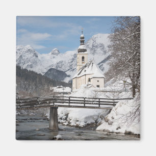 Aimant Église dans la neige avec les Alpes en hiver