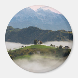 Aimant Église de St Thomas avec des montagnes en Slovén