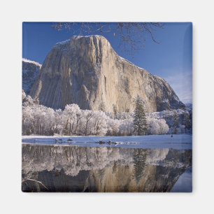 Aimant El Capitan se réfléchit dans la Merced River en 2
