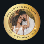 Aimant Élégant anneau or Couple Photo Mariage Merci<br><div class="desc">Célébrez votre journée spéciale avec cet élégant aimant Mariage photo Elegant Gold Rings Couple. Cet aimant est l'endroit idéal pour vos invités, avec un design intemporel de bagues en or stylisé, dressé contre un luxueux arrière - plan couleur or, et une photo de couple. L'aimant peut être customisé avec les...</div>