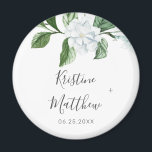 Aimant Élégant blanc Sage Floral Mariage de couronne<br><div class="desc">Cet élégant aimant botanique à fleurs mariages présente une aquarelle peinte à la main et des fleurs de magnolia blanches. Personnalisez avec vos noms et votre date de mariage. Conçu par Susan Coffey.</div>