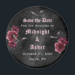 Aimant Élégant Rose gothique Enregistrer l'aimant de date<br><div class="desc">Obscurité et humour Enregistrer l'aimant Date avec roses rouges foncées,  chauves-souris et toiles d'araignée. A un arrière - plan d'aquarelle noir fumé. La typographie à lettre noire ajoute à l'atmosphère gothique de la faire-part. Voir aussi nos points de coordination.</div>