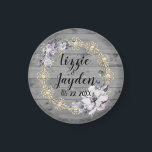 Aimant Élégante couronne florale Mariage rustique<br><div class="desc">Sur cette élégante fête mariage magnet est un bois gris rustique avec une élégante floraison d'or chic combiné à une couronne de lavande fleurie où vous pouvez personnaliser,  créant une élégance de ferme romantique. Une partie de la collection de cadeaux de mariage tendance et élégant</div>