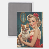 Aimant Épingle blonde souriante en robe rouge avec chien (Recto/Verso)