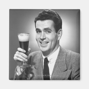 Aimant Équipez tenir le verre de bière dans le studio B