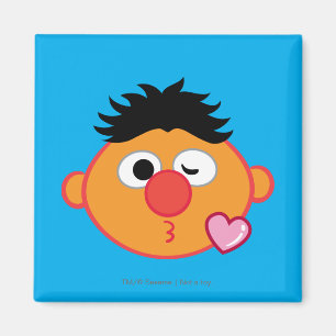 Aimant Ernie Face lance un baiser