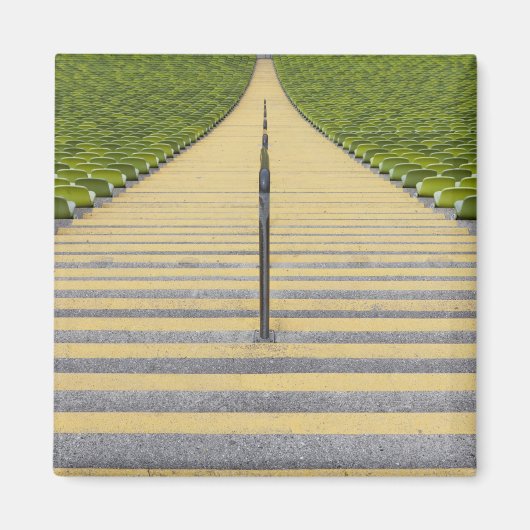 Aimant Escalier du stade entre rangées de sièges verts (Devant)