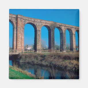 Aimant Europe, Italie. Aqueduc près de Lucques.