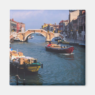 Aimant Europe, Italie, Venise. Bateaux apportant