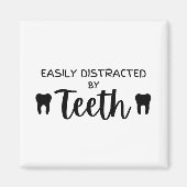 Aimant Facilement Distrait Par Les Dents (Devant)