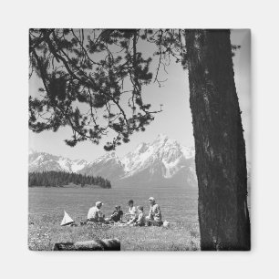 Aimant Famille ayant le pique-nique par des montagnes de