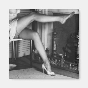 Aimant Femme s'asseyant par la cheminée B&W