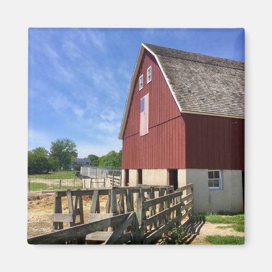 Aimant Fermes | Grange rouge avec drapeau américain (Devant)