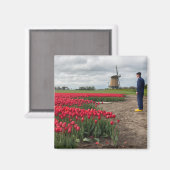 Aimant Fermier inspectant ses tulipes et son moulin à ven (Recto/Verso)