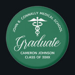 Aimant Fête de graduation de l'école Médicale verte perso<br><div class="desc">Cette fête de fin d'études de médecine verte personnalisée met en vedette la typographie blanche classe sous un caducée médical et votre nom de collège pour la classe de 2024. Customisez avec votre année de graduation sous l'élégante calligraphie pour un grand cadeau magnétique universitaire personnalisé pour une infirmière ou un...</div>
