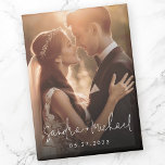 Aimant fiançailles mariage nom du couple date photo<br><div class="desc">Aimant frigo avec les noms du couple dans une police manuscrite avec la date ci-dessous comme superposition sur une photo personnalisée.</div>