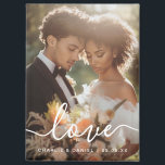 Aimant fiançailles mariage photo amour couples noms date<br><div class="desc">Aimant frigo avec votre photo personnalisée avec texte blanc superpose "amour" dans une police de script élégante et les noms et la date ci-dessous.</div>