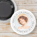 Aimant Fière de notre Graduate 20XX Modern Graduation Pho<br><div class="desc">Ce design simple et classique est composé de typographie serif et d'ajouter une photo personnalisée.</div>