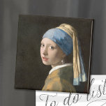 Aimant Fille avec une oreille perle | Johannes Vermeer<br><div class="desc">Fille à oreille perle (vers 1665) | OEuvre originale du peintre néerlandais de l'époque baroque Johannes Vermeer (1632-1675). Vermeer est connu pour ses scènes de peinture de la vie de classe moyenne. La plupart de ses oeuvres sont installées dans les mêmes quelques pièces intérieures de sa propre maison. Il n'était...</div>