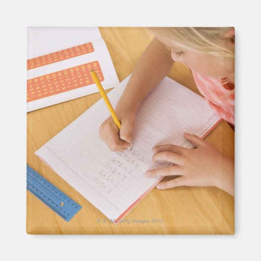 Aimant Fille faisant ses devoirs (Devant)