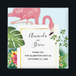 Aimant Flamant rose rose élégant et Mariage Feuille tropi<br><div class="desc">Un mariage vous remercie aimnet avec un flamant rose mignon et capricieux. Entouré de feuilles tropicaux verts,  de fleurs d'hibiscus rouges et jaunes. Un cadre de dégradé doré en forme de rectangle au centre.</div>