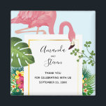 Aimant Flamant rose rose élégant et Mariage Feuille tropi<br><div class="desc">Un mariage vous remercie aimnet avec un flamant rose mignon et capricieux. Entouré de feuilles tropicaux verts,  de fleurs d'hibiscus rouges et jaunes. Un cadre de dégradé doré en forme de rectangle au centre.</div>