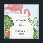 Aimant Flamant rose rose moderne mariage Enregistrer la d<br><div class="desc">Un mariage sauve l'aimant de la date avec un flamant rose mignon et capricieux. Entouré de feuilles tropicaux verts,  de fleurs d'hibiscus rouges et jaunes. Un cadre de dégradé doré en forme de rectangle au centre.</div>