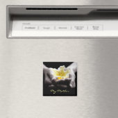 Aimant Fleur Jaune Dans Les Mains Pour Mère (In Situ (Lave-vaisselle))