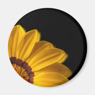 Aimant Fleur jaune sur arrière - plan noir