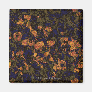 Aimant Fleur orange contre motif camouflage feuille