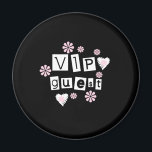 Aimant Fleurs invités VIP<br><div class="desc">VIP Cartes d'hôtes,  mousepads,  porte - clé,  et plus avec texte blanc et design de fleurs sur un arrière - plan noir.</div>