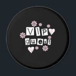 Aimant Fleurs invités VIP<br><div class="desc">VIP Cartes d'hôtes,  mousepads,  porte - clé,  et plus avec texte blanc et design de fleurs sur un arrière - plan noir.</div>