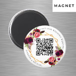 Aimant Flores bordeaux or géométrique QR code mariage<br><div class="desc">Décoré de roses de couleur aquarelle en bordeaux et rose. Arrière - plan blanc élégant. Un cadre géométrique en faux or. Ajoutez votre URL pour votre site mariage.</div>