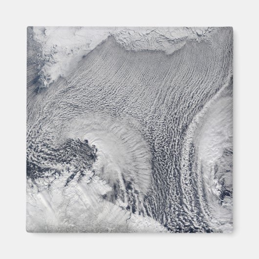 Aimant Formes inhabituelles de nuages au-dessus de la mer (Devant)