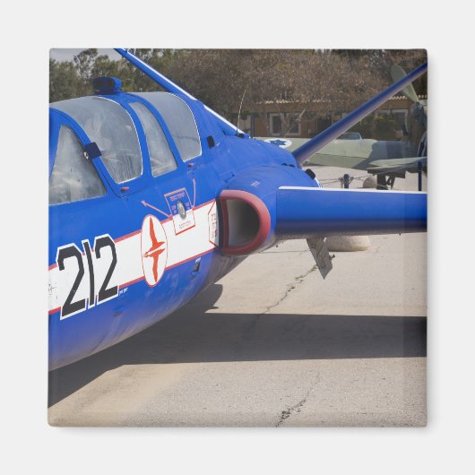 Aimant Fouga Magister construit par les Français (Devant)
