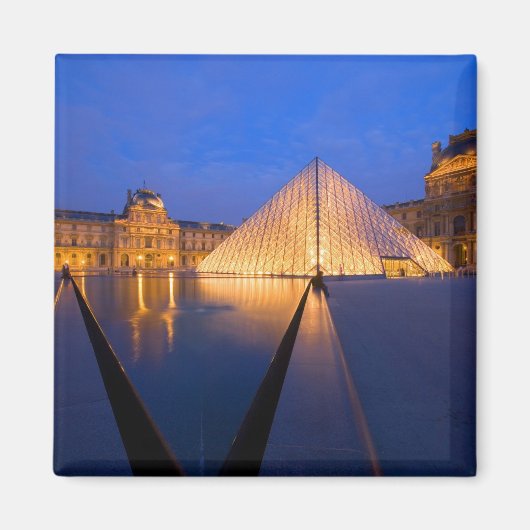 Aimant France, Paris. Le musée du Louvre au crépuscule. (Devant)