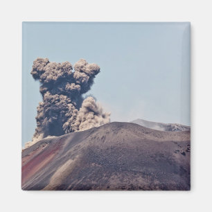 Aimant Fume fuyant du volcan en activité Anak Krakatau
