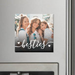 Aimant Garde photo personnalisée des meilleurs amis<br><div class="desc">Créez une conservation personnalisée à l'aide de cet aimant carré personnalisé à un côté. Il dispose d'espace pour une photo préférée avec le mot "besties" écrit en bas dans une police de script fluide, accentué par quelques petits détails de coeur. Un dégradé noir subtil se trouve derrière le texte pour...</div>